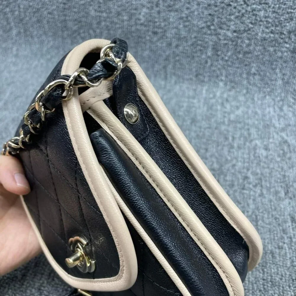 100% Authentic CHANEL Leather Shoulder Bag - Picture 3 of 15